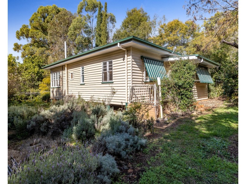 4 Curzon Street, Mount Lofty QLD 4350