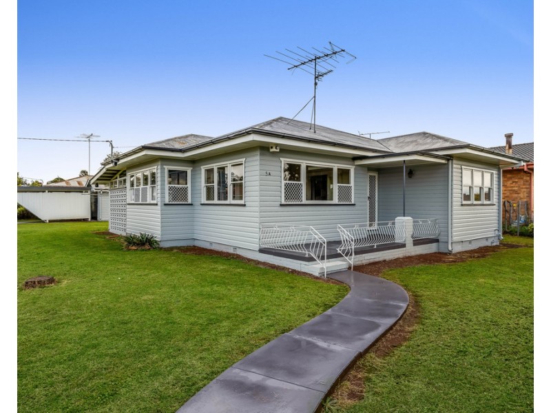 5a Welcombe Ave, Rockville QLD 4350