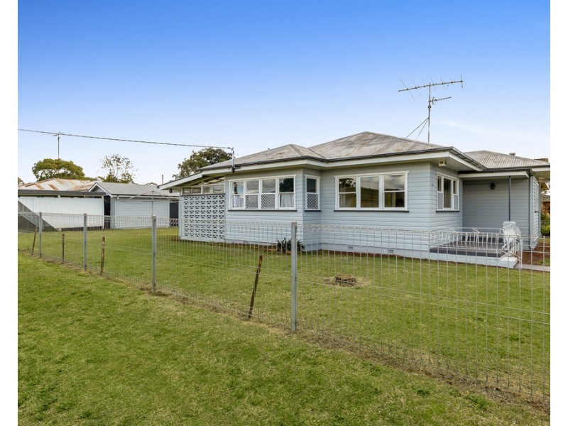 5a Welcombe Ave, Rockville QLD 4350