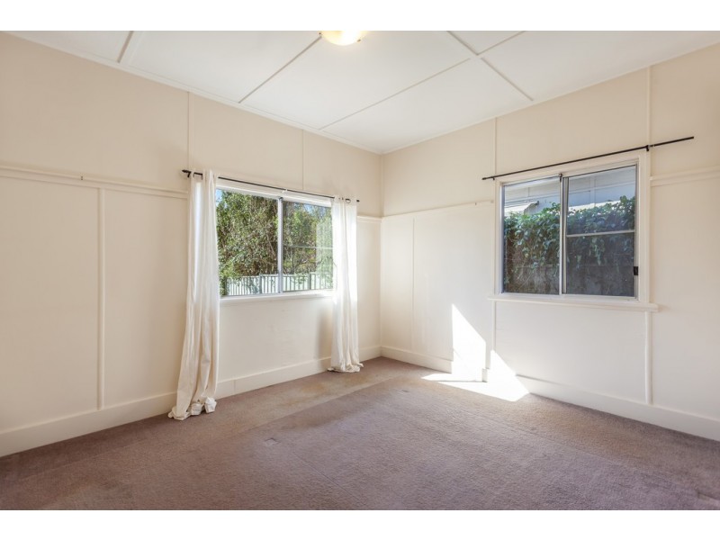 16 Charles Street, Newtown QLD 4350