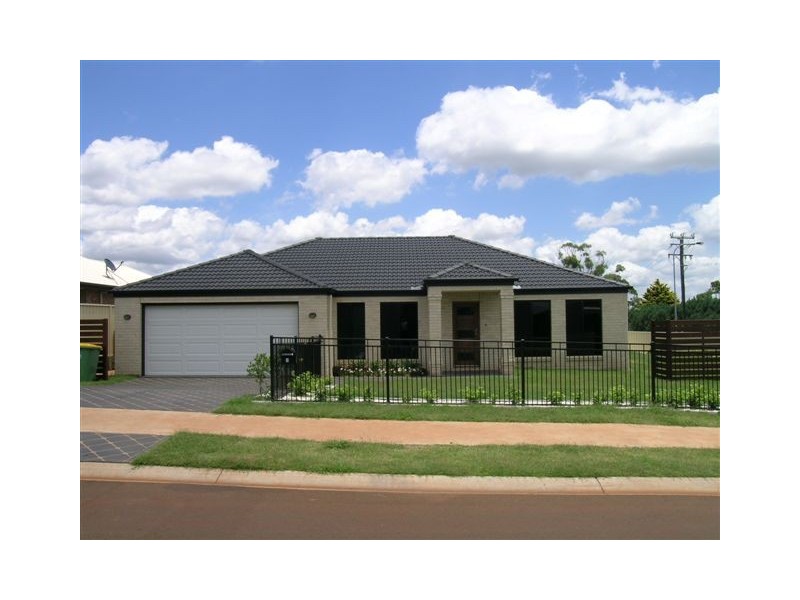1 Banksdale Drive, Middle Ridge QLD 4350