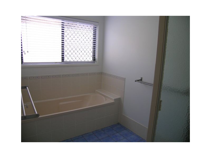 1 Banksdale Drive, Middle Ridge QLD 4350