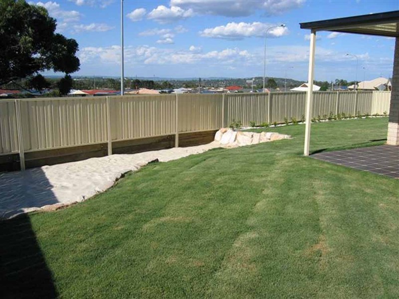 1 Banksdale Drive, Middle Ridge QLD 4350