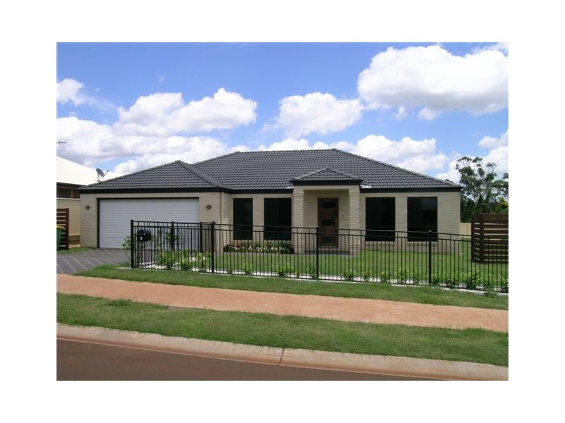 1 Banksdale Drive, Middle Ridge QLD 4350