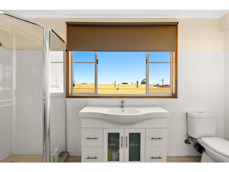 2 Bischof Street, Wilsonton Heights QLD 4350
