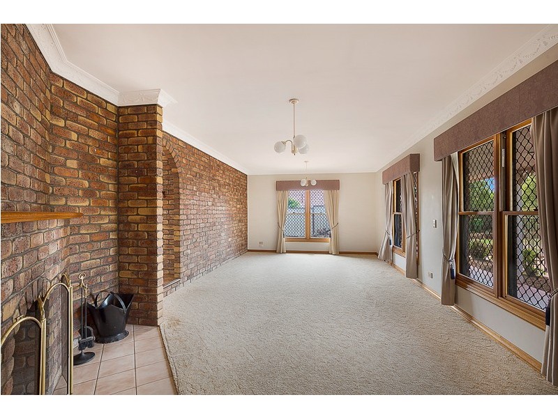 9 Lorna Court, Centenary Heights QLD 4350