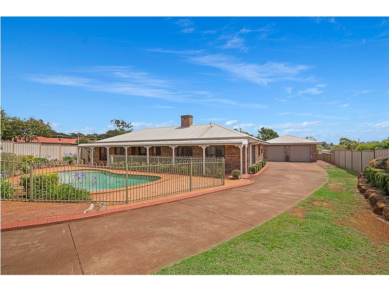 9 Lorna Court, Centenary Heights QLD 4350