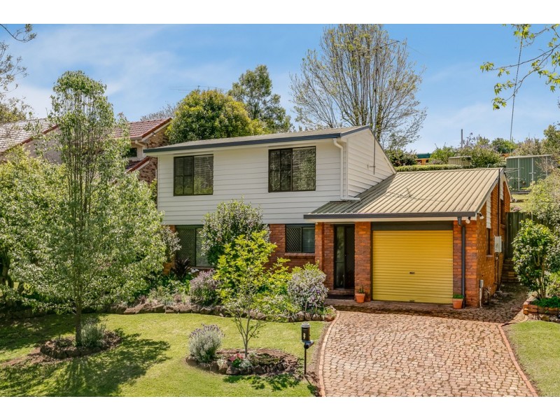 27 Amos Crescent, Mount Lofty QLD 4350