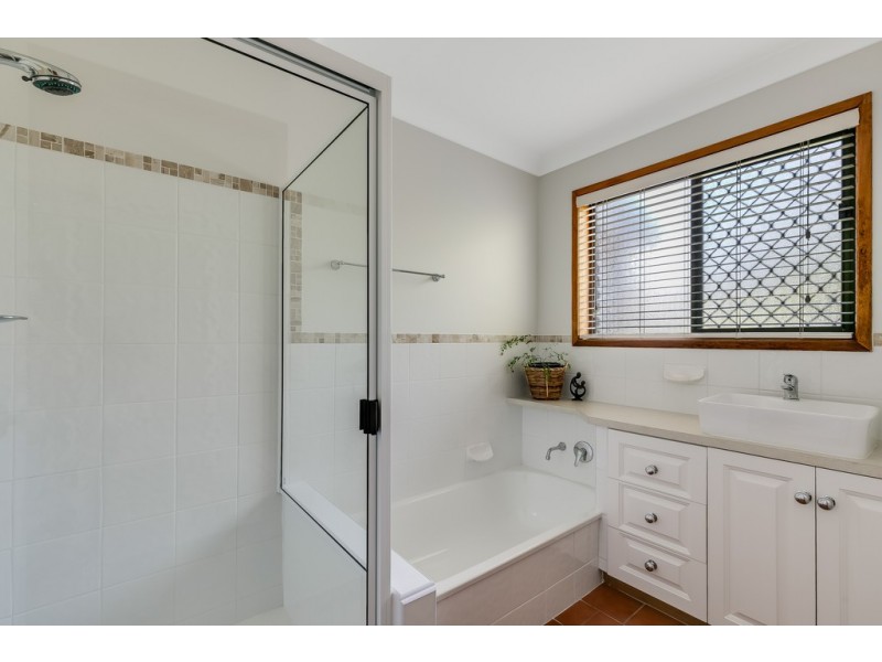 27 Amos Crescent, Mount Lofty QLD 4350