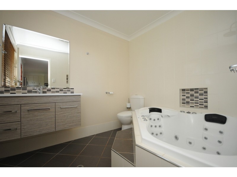 10 Wentworth Street, Centenary Heights QLD 4350