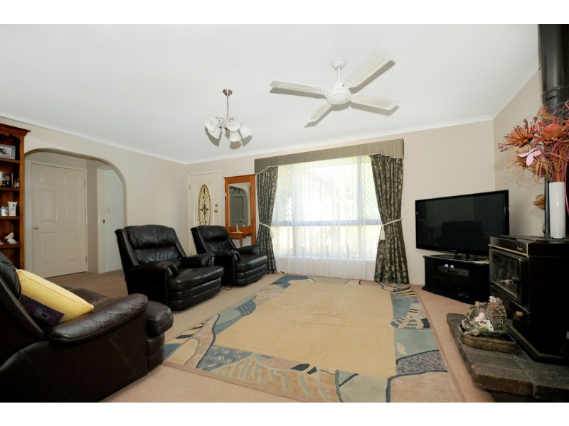 7 Lotus Crescent, Centenary Heights QLD 4350