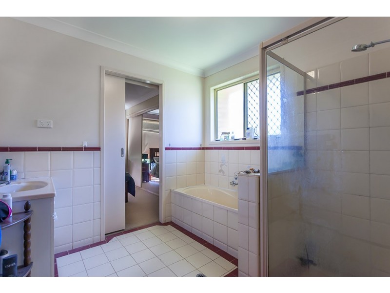 32 Gainsborough Drive, Glenvale QLD 4350