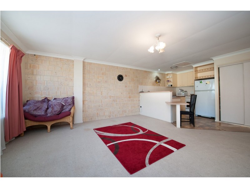 2/242 Spring Street, Kearneys Spring QLD 4350