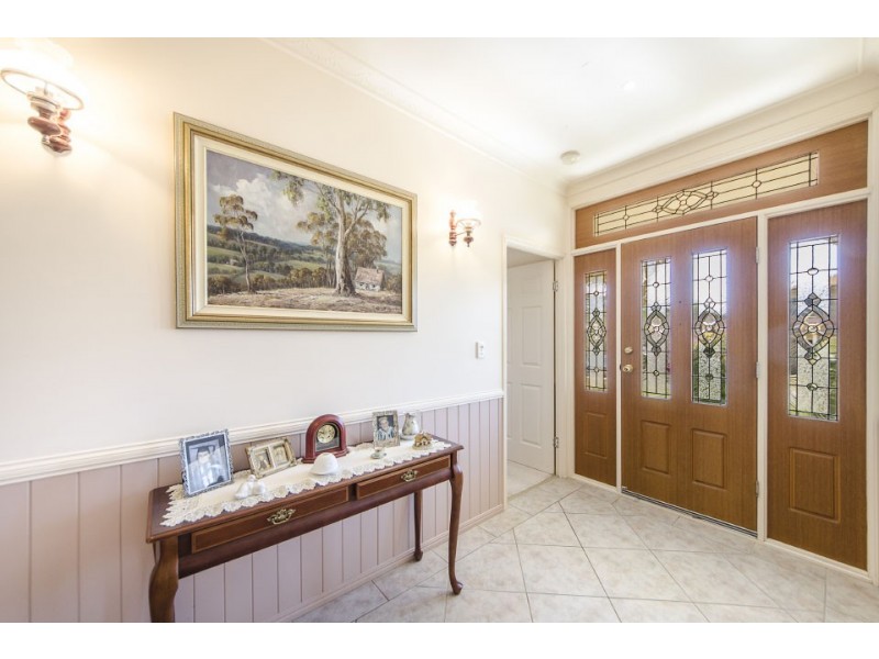 8 Dalston Court, Mount Lofty QLD 4350