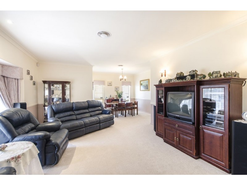 8 Dalston Court, Mount Lofty QLD 4350