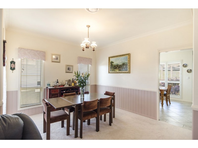 8 Dalston Court, Mount Lofty QLD 4350