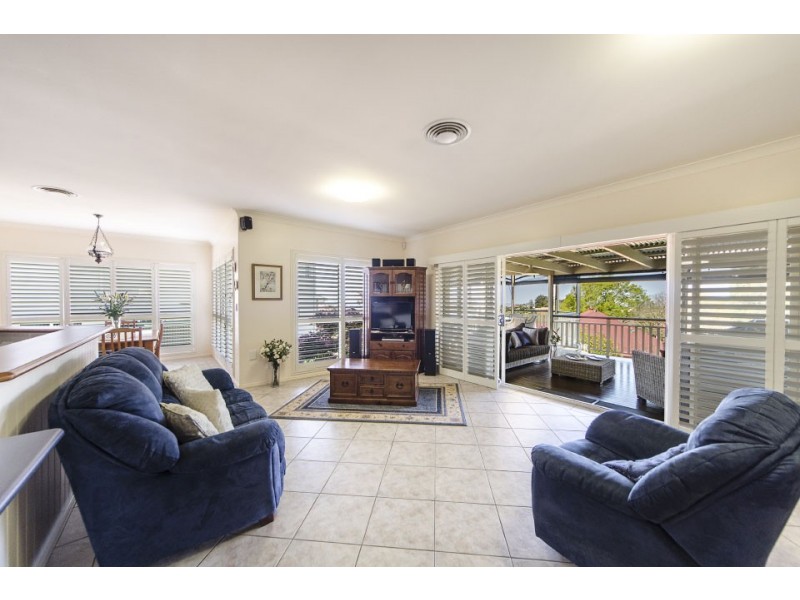 8 Dalston Court, Mount Lofty QLD 4350