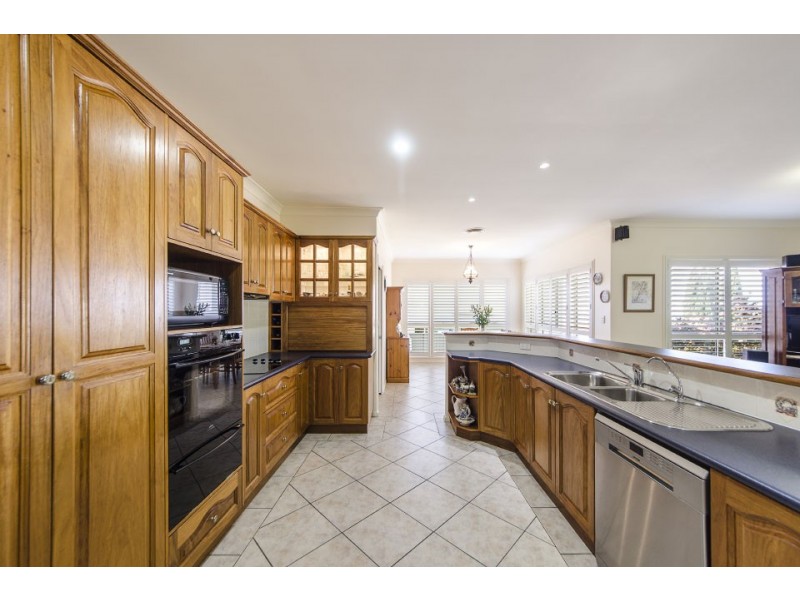 8 Dalston Court, Mount Lofty QLD 4350