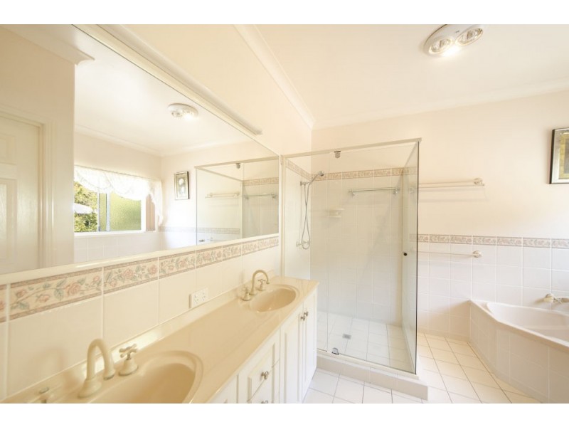 8 Dalston Court, Mount Lofty QLD 4350