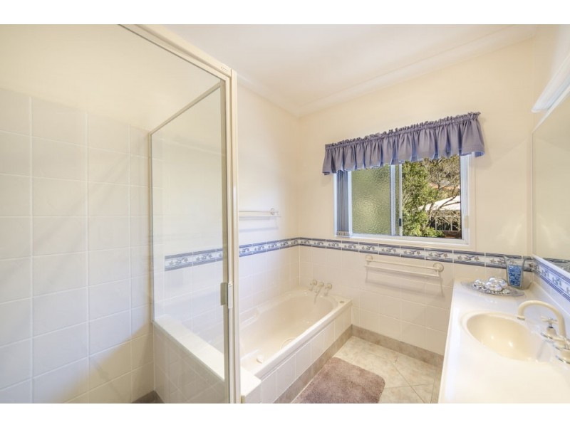 8 Dalston Court, Mount Lofty QLD 4350