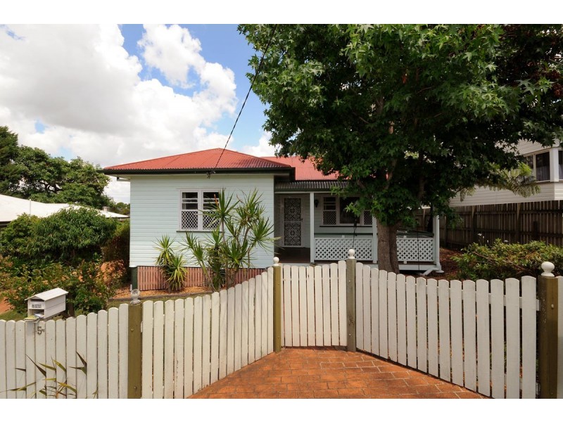 5 Sourris Street, Mount Lofty QLD 4350