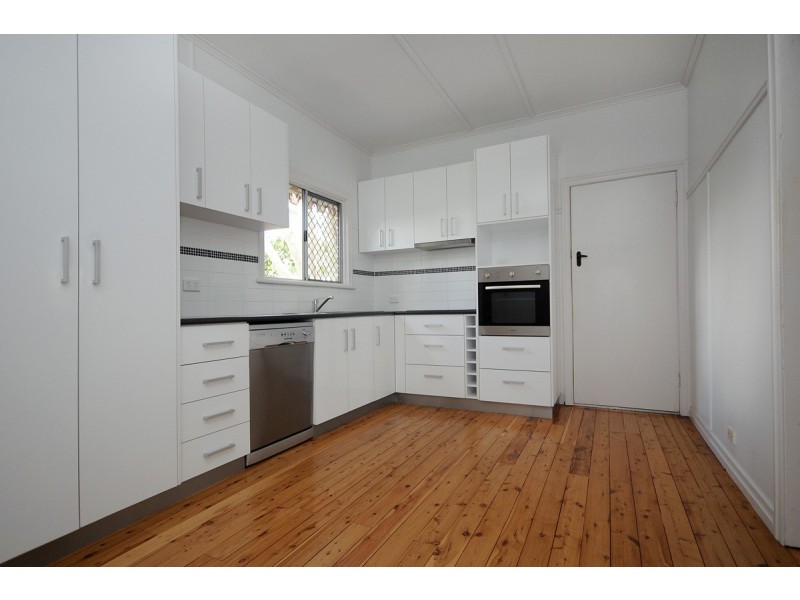 5 Sourris Street, Mount Lofty QLD 4350