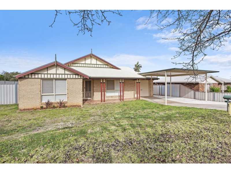 32 Gainsborough Drive, Glenvale QLD 4350