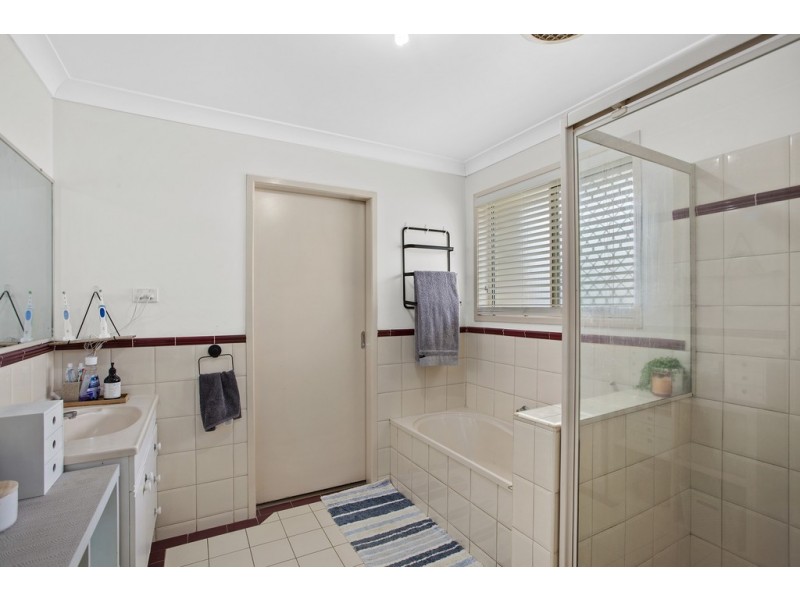 32 Gainsborough Drive, Glenvale QLD 4350
