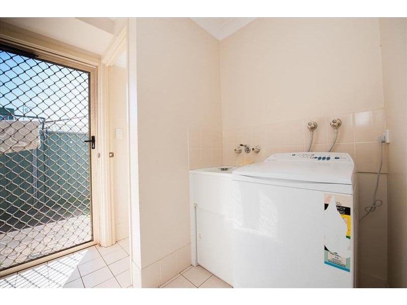 2/242 Spring Street, Kearneys Spring QLD 4350