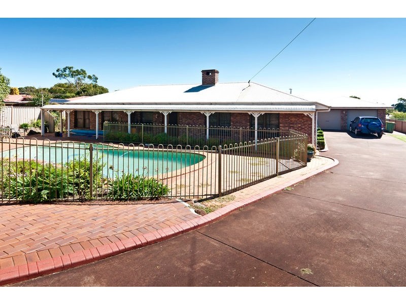 9 Lorna Court, Centenary Heights QLD 4350