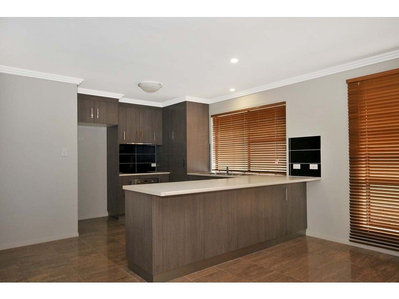 2/26a Ascot Street, Newtown QLD 4350