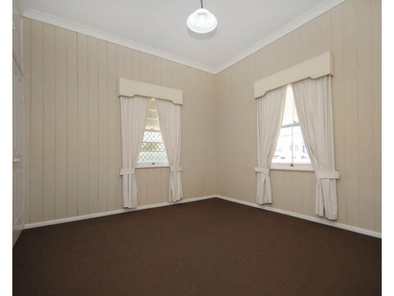10 Wallace Street, Newtown QLD 4350