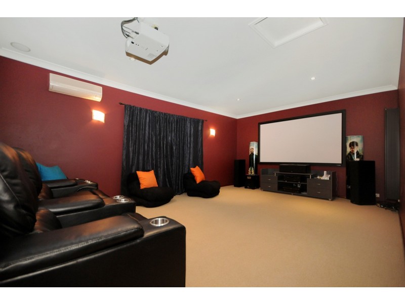 14 Banksdale Drive, Middle Ridge QLD 4350