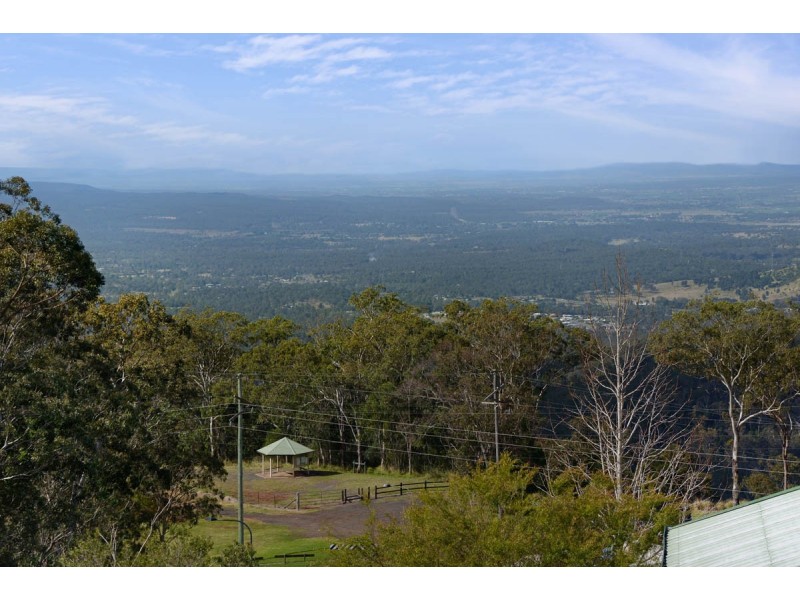 18 Harvey Street, Mount Lofty QLD 4350