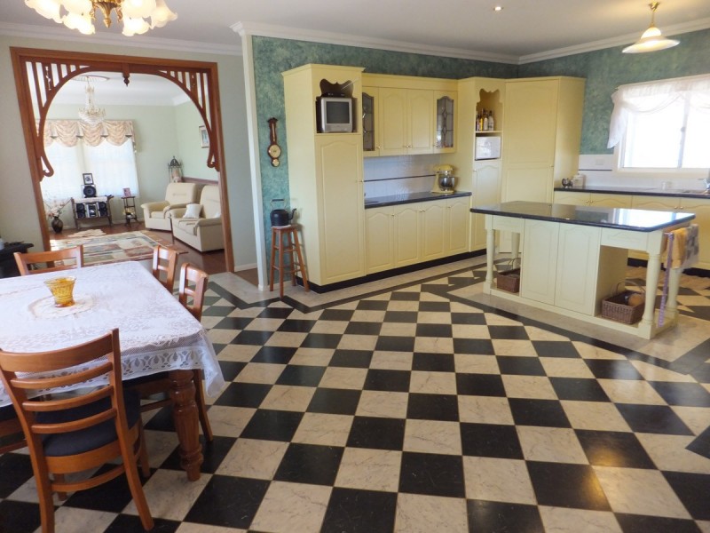 844 Merritts Creek Road, Hampton QLD 4352