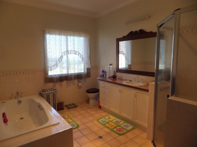 844 Merritts Creek Road, Hampton QLD 4352