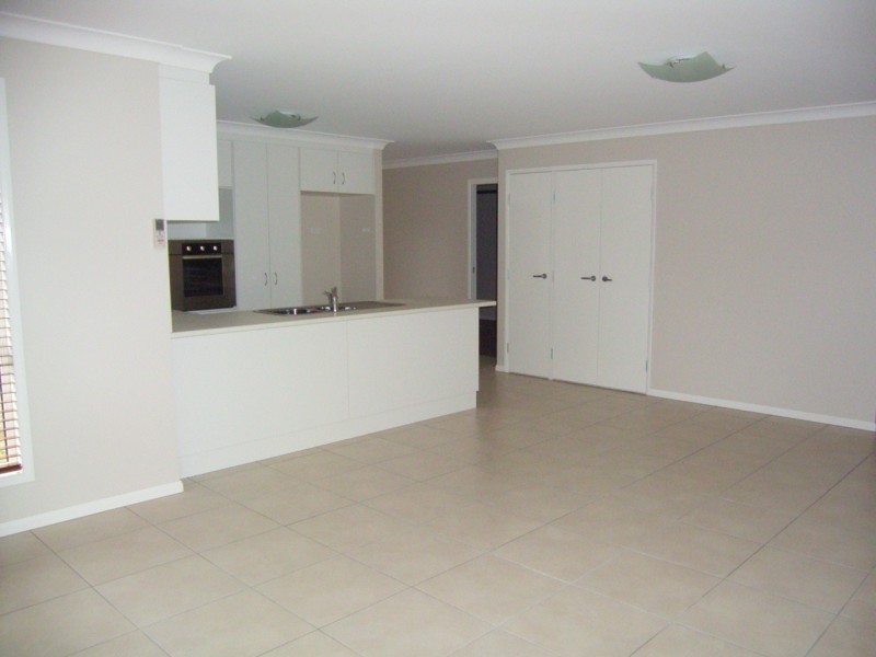 2/28 Sambar Court, Kearneys Spring QLD 4350