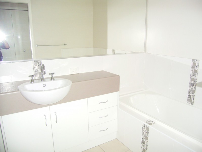 2/28 Sambar Court, Kearneys Spring QLD 4350