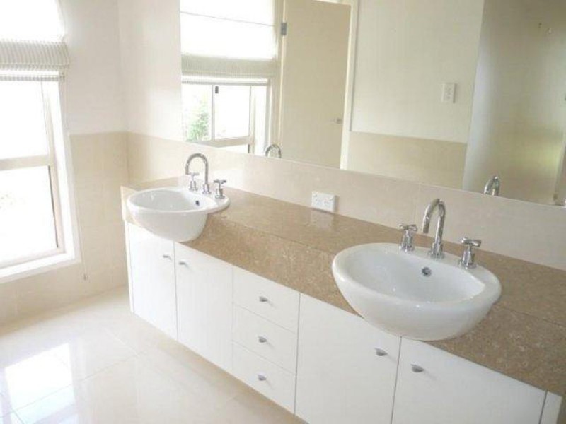 4 Saba Court, Middle Ridge QLD 4350