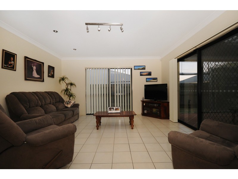 14 Banksdale Drive, Middle Ridge QLD 4350