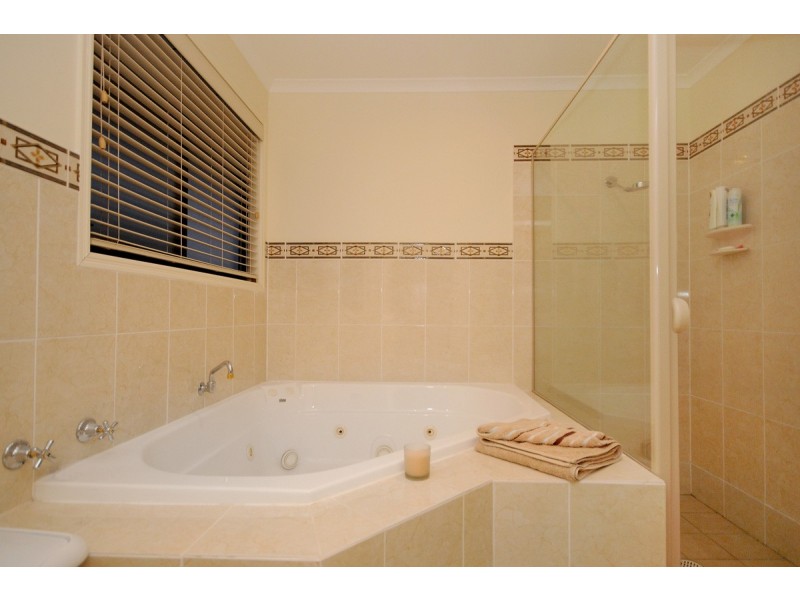 14 Banksdale Drive, Middle Ridge QLD 4350
