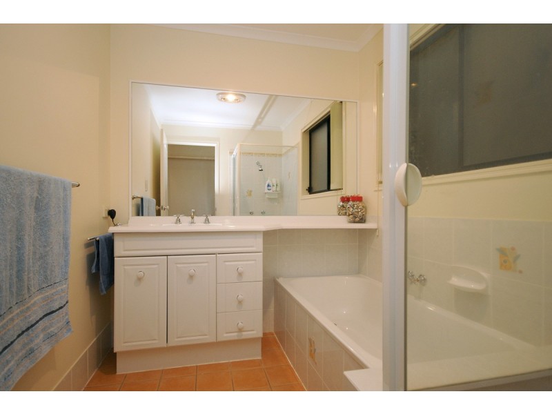 14 Banksdale Drive, Middle Ridge QLD 4350