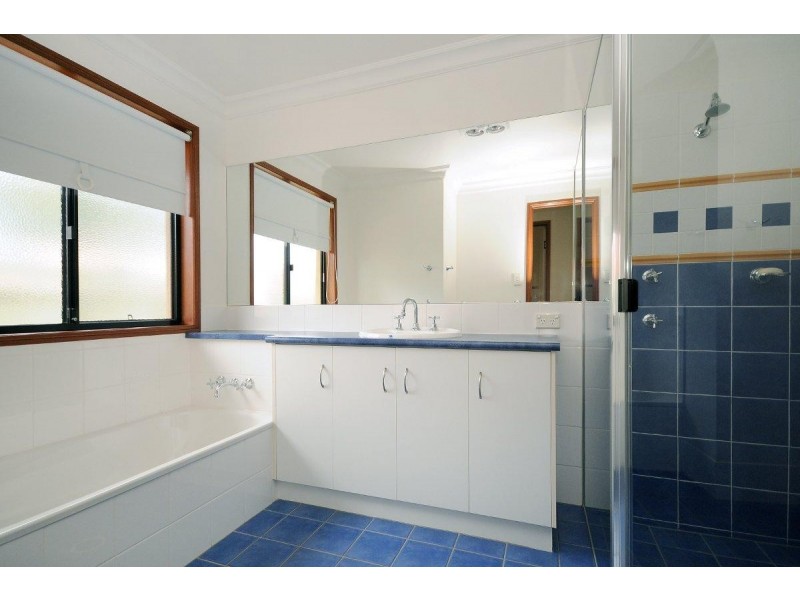 14 Weis Cr, Middle Ridge QLD 4350