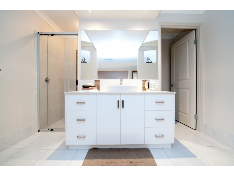 96 Spring Street, Middle Ridge QLD 4350