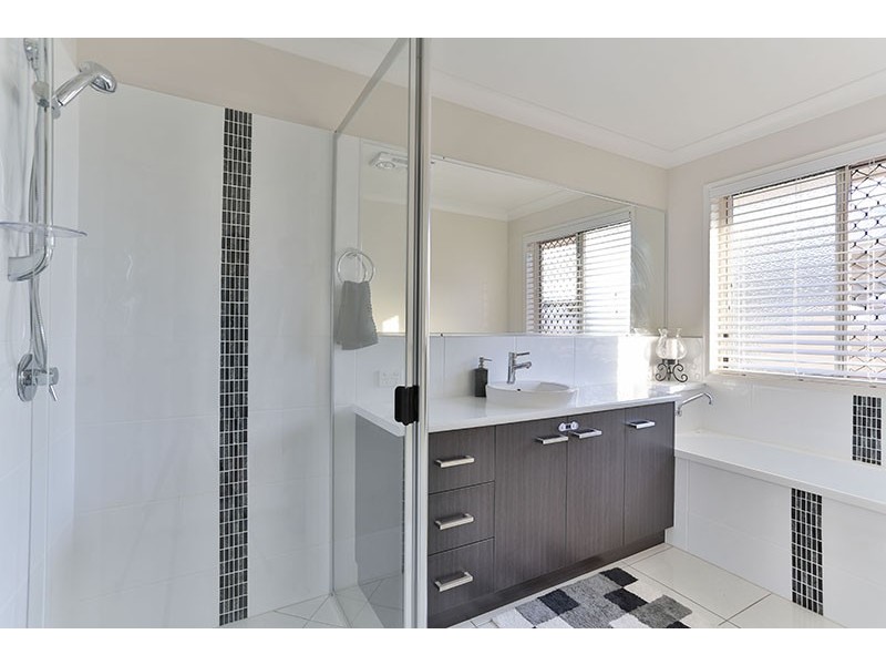 5 Vinniecombe Street, Kearneys Spring QLD 4350