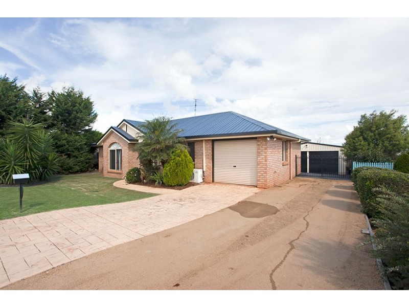 16 Oaklands Court, Glenvale QLD 4350