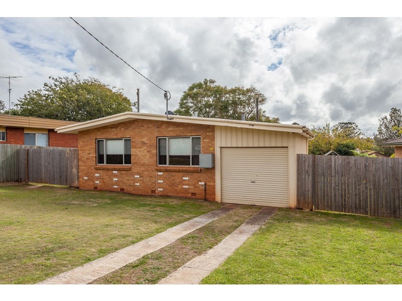11 Jonathan Street, Rockville QLD 4350