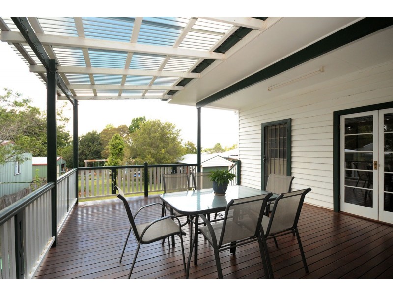 4 Lochel Street, Mount Lofty QLD 4350
