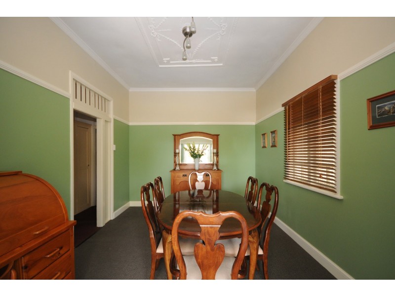 4 Lochel Street, Mount Lofty QLD 4350