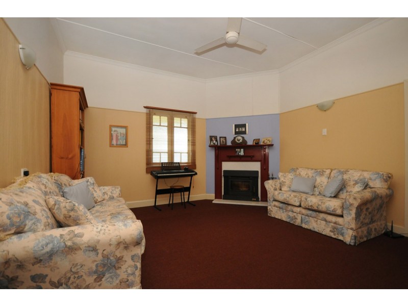 4 Lochel Street, Mount Lofty QLD 4350